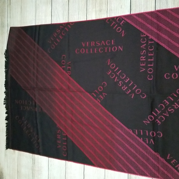 New Versace Logo Striped Scarf - Picture 11 of 13